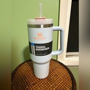 BNWT’s OG Stanley Cloud 40oz